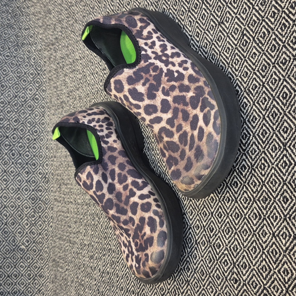 Oofos Oomg eeZee Women's Leopard Print Slip On Comfort Recovery Soles Size 6